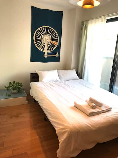 5 min. to Shinjuku Sta, 1 double bed for 2 people.