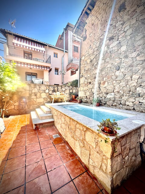 Country house with pool. Pets welcome