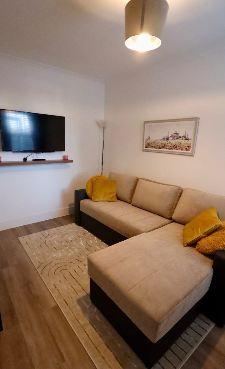 Modern, Spacious 3 Bedroom Home Watford Junction - Watford