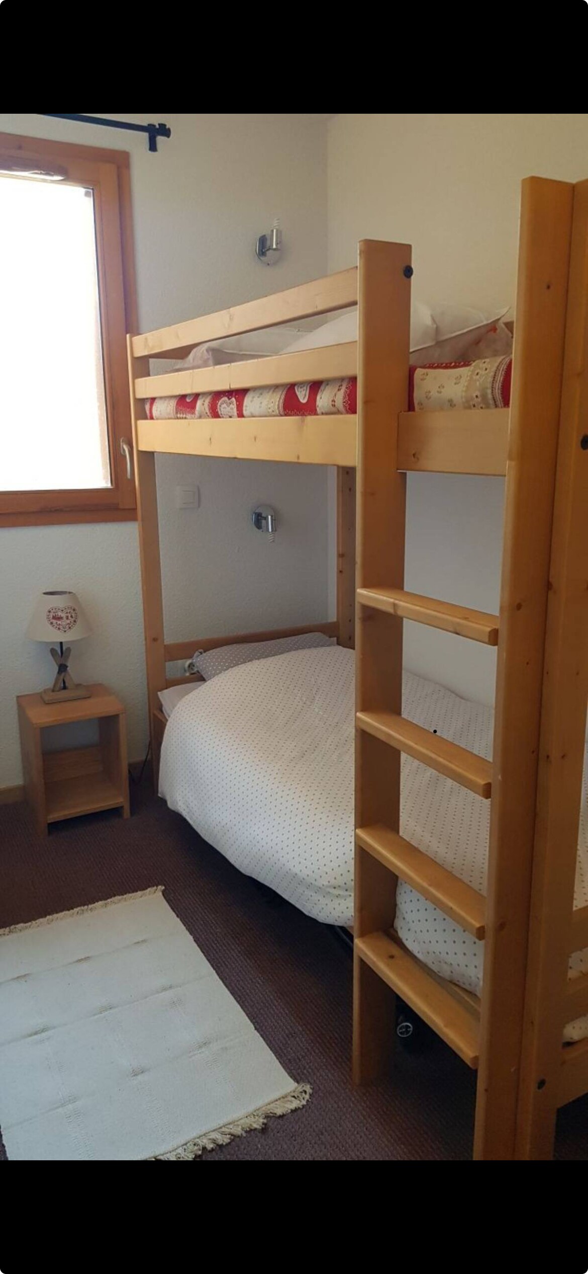 dhomë gjumi me 2 krevate marinarë me dollap muri