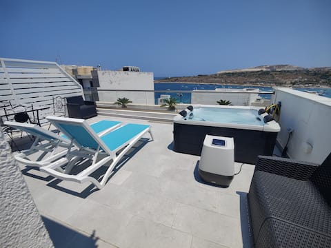 Qawra Sea View Penthouse: Spacious 2 Bedrooms