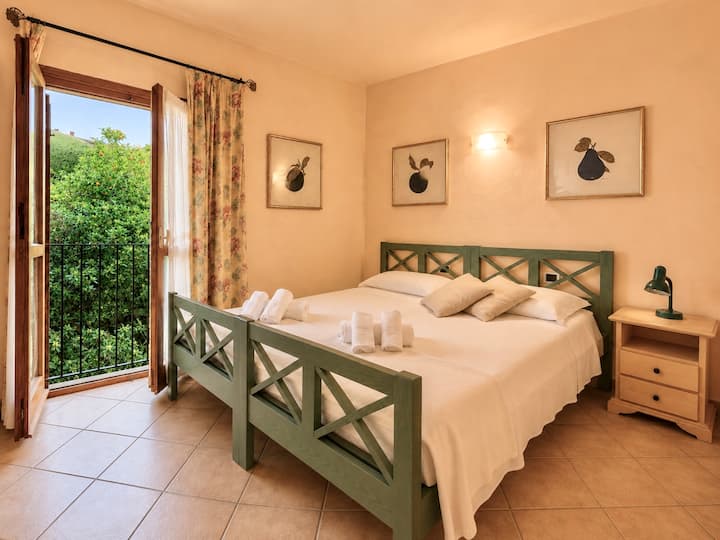 Letto matrimoniale che può dividersi in 2 letti singoli su richiesta.  
- Dimensione letto matrimoniale: 190 cm x 175 cm.
- Dimensione letti singoli: 190 cm x 87 cm.
