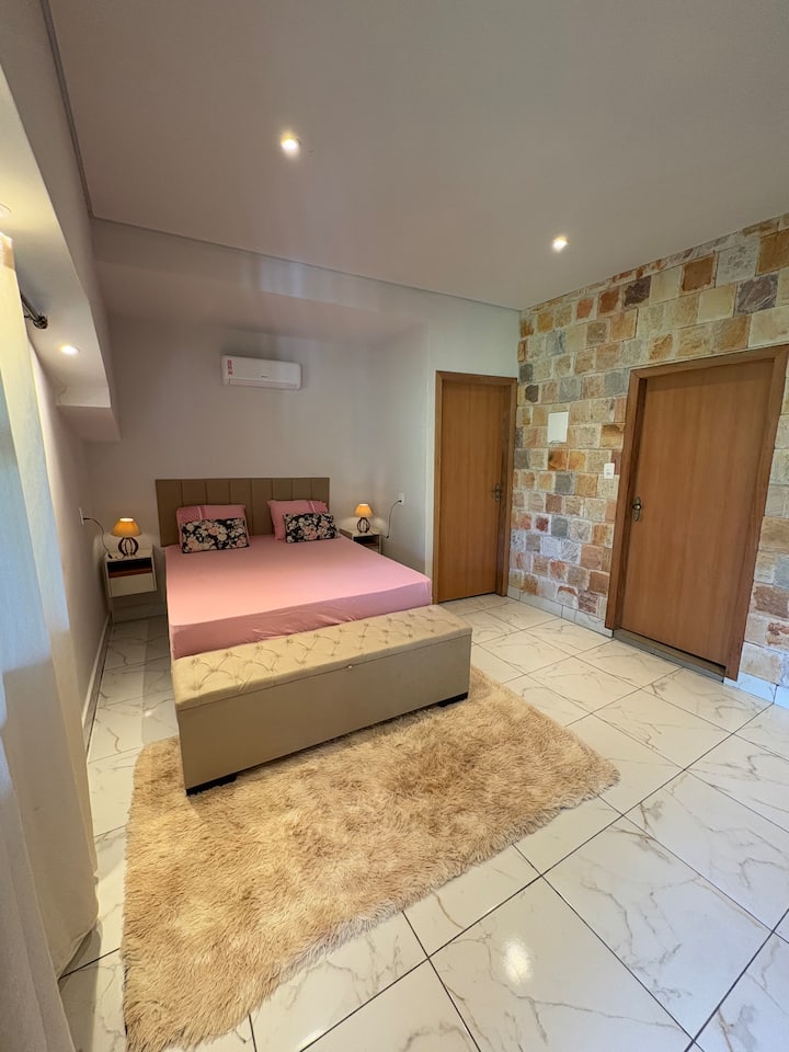 Спалната соба има два кревета, еден брачен (широк 150 – 179 см) и еден двоен. Се наоѓа на врвот на планинската куќа. 