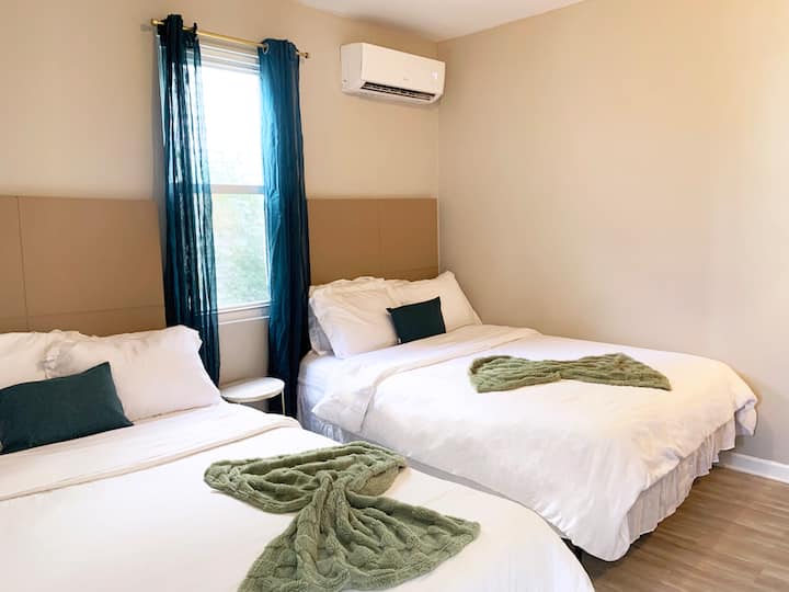 Luminoso dormitorio doble con aire acondicionado, luz natural y un estilo moderno y acogedor