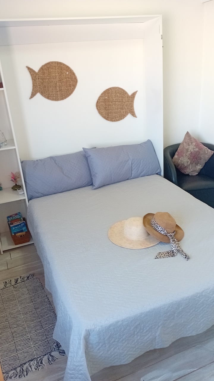 เตียงคู่แบบพับเก็บได้ 
โซฟาเดี่ยว 
โต๊ะสำหรับโน้ตบุ๊ก 