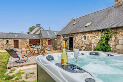 The 4-star Saint Mathieu gîte, jacuzzi, billiards.