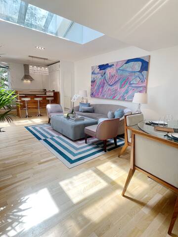 Central Loft, 2 bed/2bath. Close to everything! gallery image 3