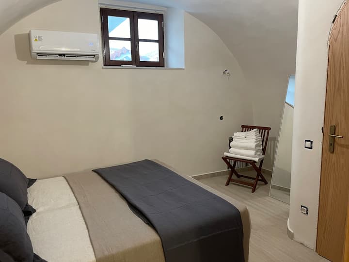Dormitorio en planta baja con baño privado.