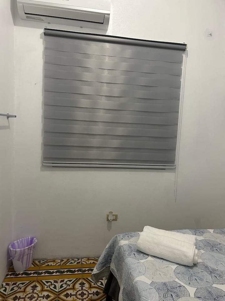Habitación #1 cuenta con cama tamaño full, aire acondicionado, tela metálica y cortinas en las ventanas y área closet para colgar la ropa. 