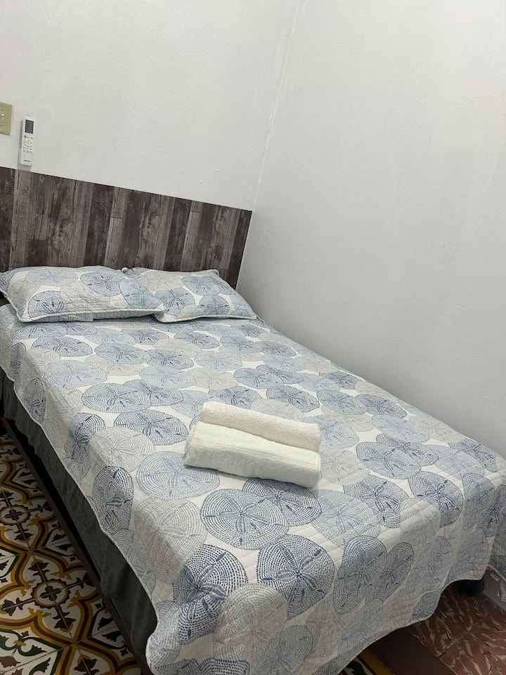 Habitación #2 cuenta con cama tamaño full, aire acondicionado, tela metálica y cortinas en las ventanas y área closet para colgar la ropa.