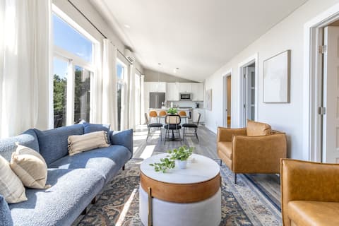 Modern Downtown Chalet