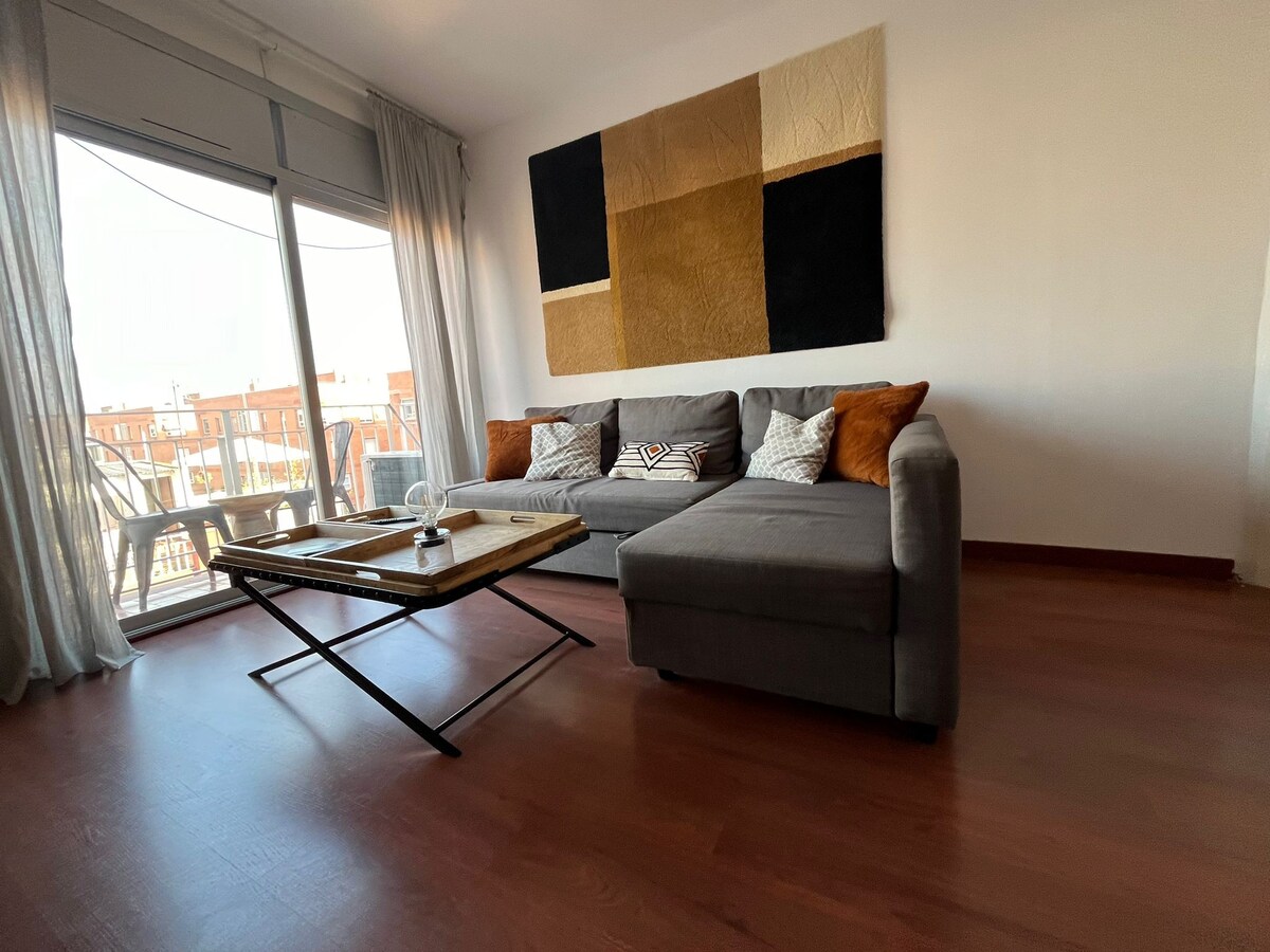 Anuncio de Airbnb popular: Deu Apartment near beach and not far center en Sant Adrià De Besòs