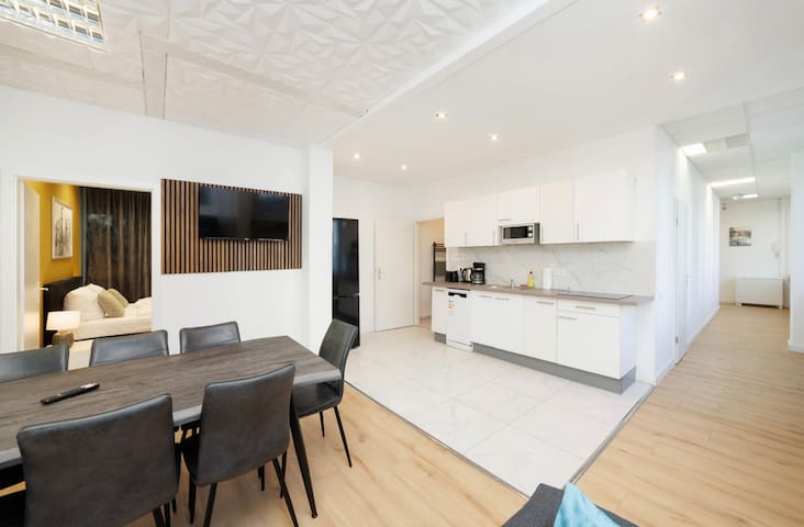 6 Rms Design Flat City Center PRIME Location/2Bath