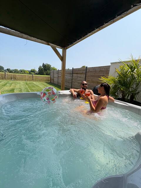 Gîte with a hot tub