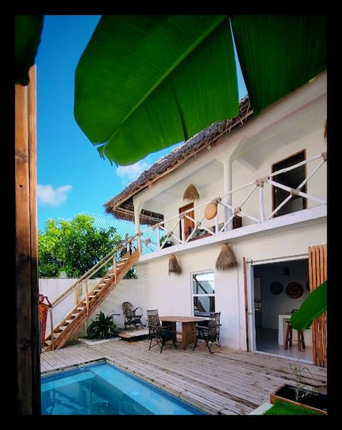 Private Villa & pool 90m to restaurants & beach