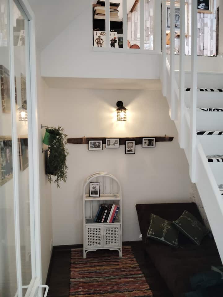 questa camera è in duplex. una prima parte con un angolo lettura e sopra una camera da letto a soppalco sotto il tetto