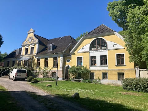 Old charm with a fresh breeze in the manor house