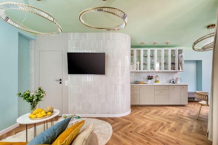 Przemyślane elementy polskiego designu i jasne, przestronne przestrzenie na spokojny pobyt ❤️✨