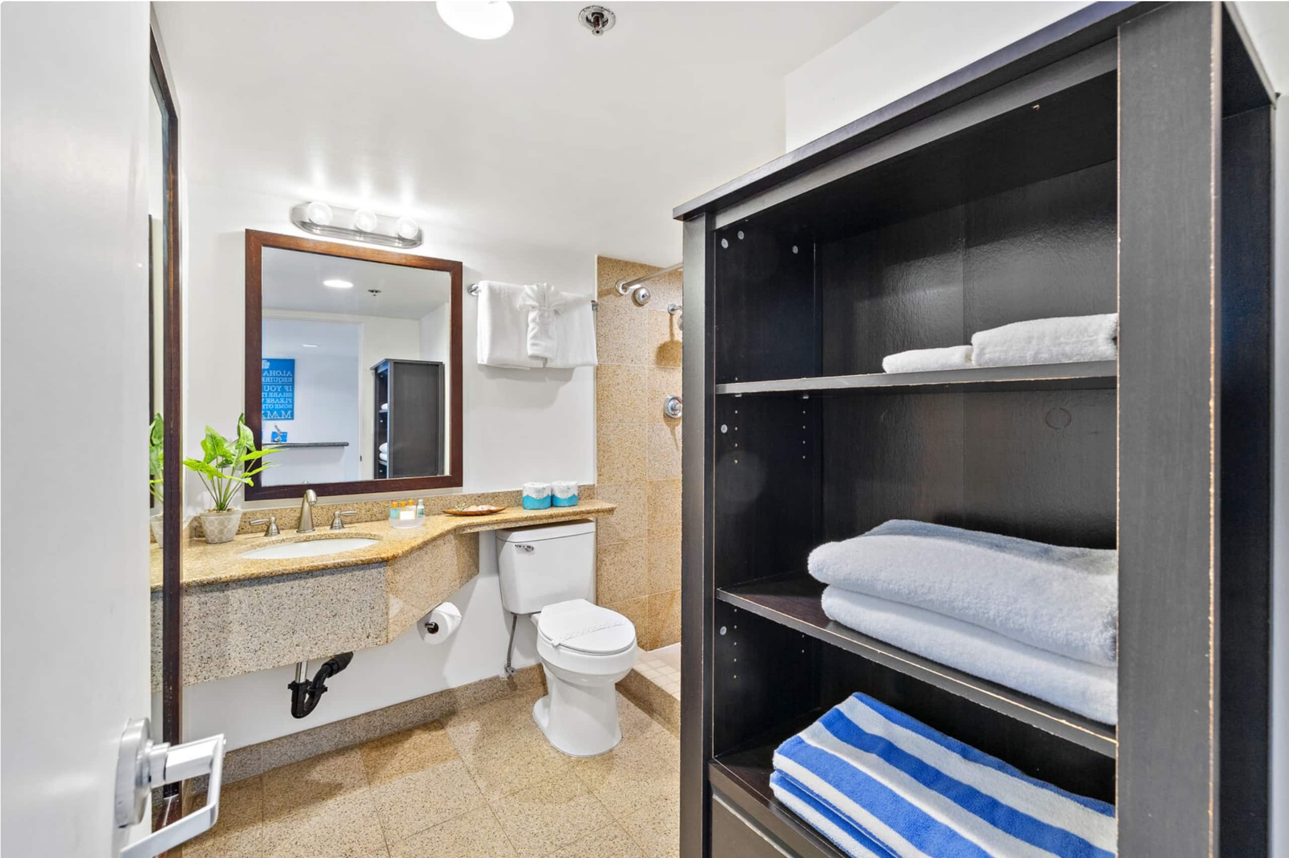 Stunning 20F Ocean Views: Waikiki Coastal Paradise - Image 13