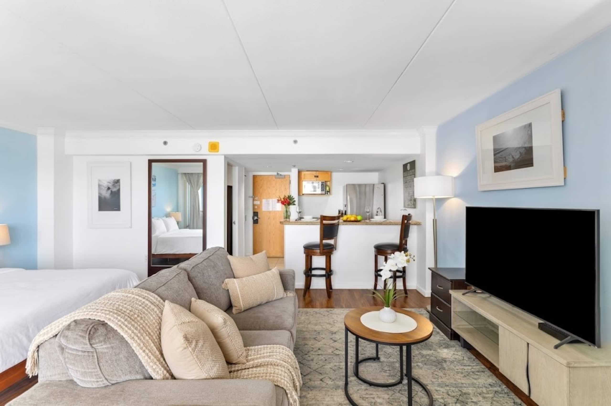 Stunning 20F Ocean Views: Waikiki Coastal Paradise - Image 3