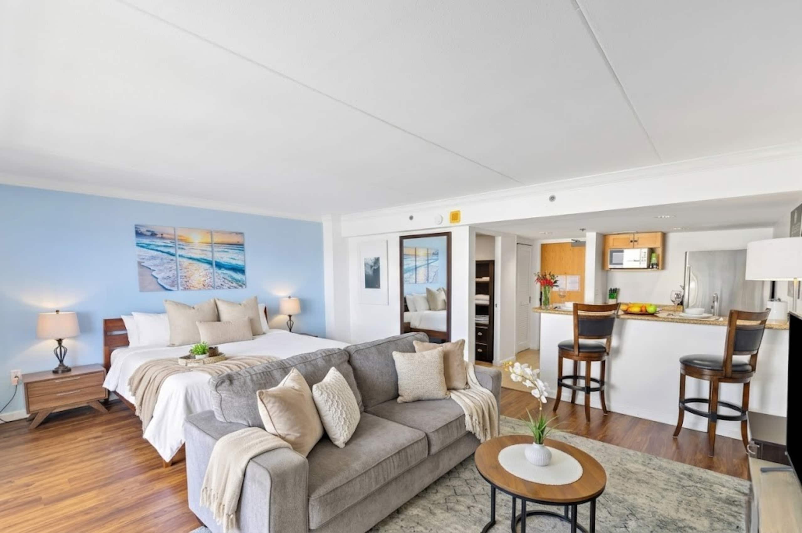 Stunning 20F Ocean Views: Waikiki Coastal Paradise - Image 2