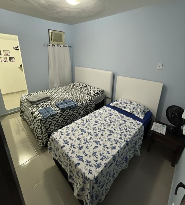 De slaapkamer heeft een tweepersoonsbed en een eenpersoonsbed, evenals nieuwe kussens en complete bed- en badsets.