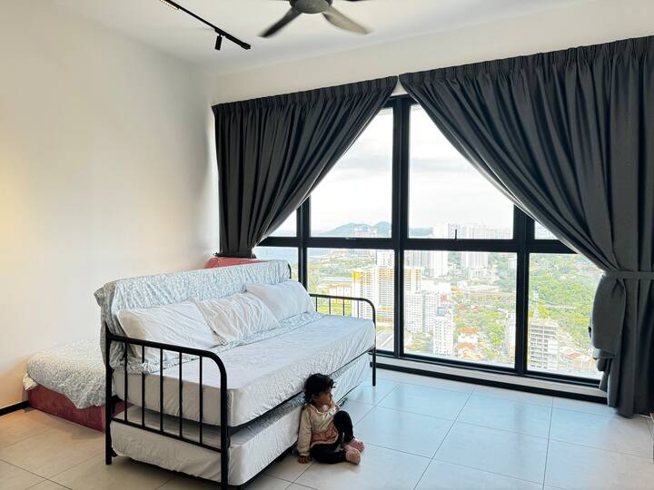 zeezicht uitzicht op de stad 1 eenpersoons bed 1 slaapbank 2 pax android tv 
Woonkamer met tv en 2 slaapbank, 1 eenpersoonsbed, volledig keukenkastje, eettafel, wasmachine, koelkast, waterfilter, magnetron, fornuis elektrisch,