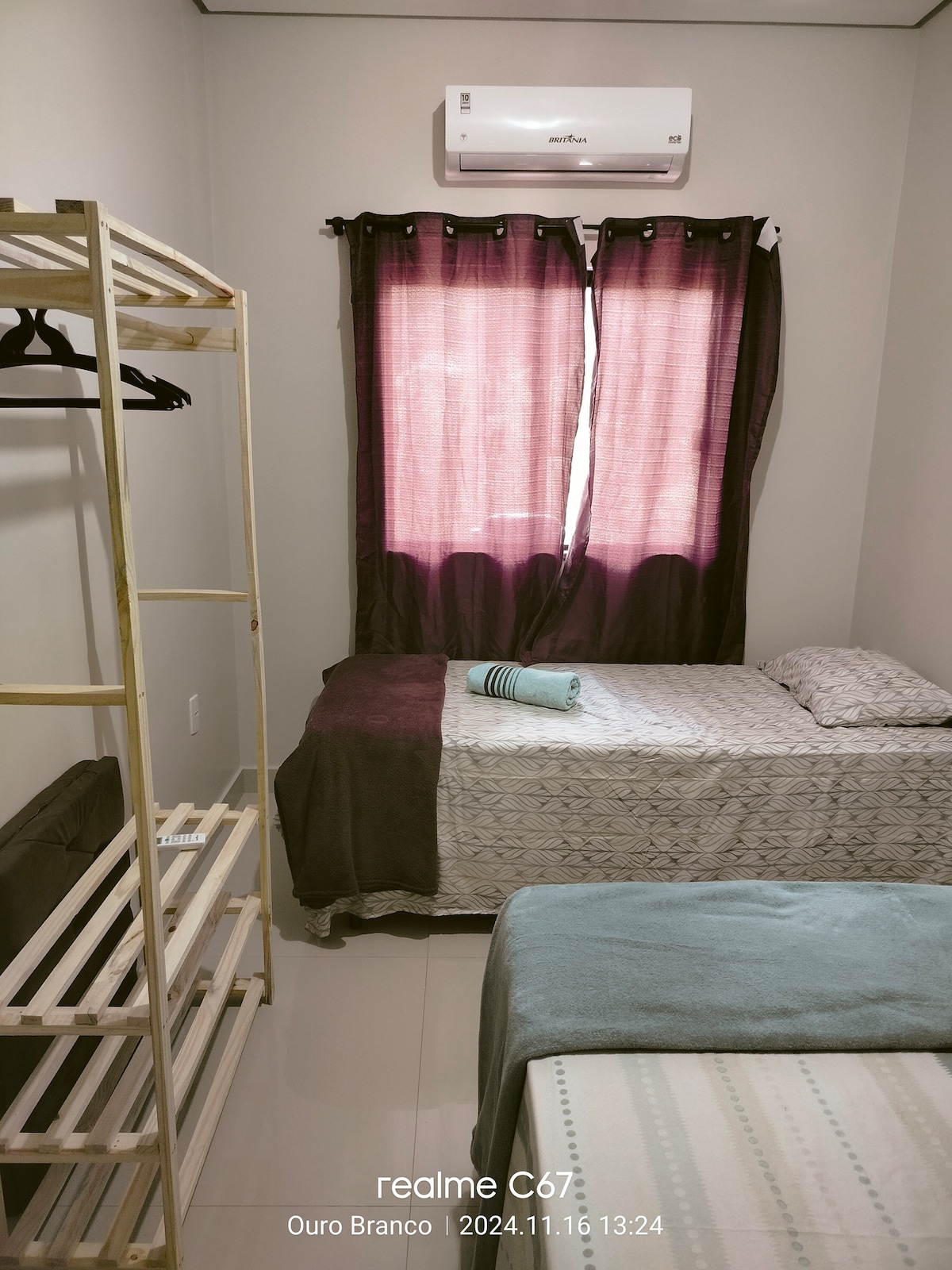 caja de una cama individual
ropa de cama (forro de colchón y sábanas)
almohada,
manta,
1 toalla de baño