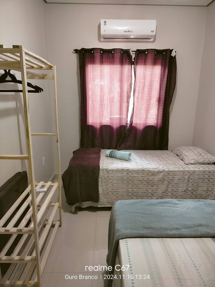 kisanduku cha kitanda kimoja
matandiko (godoro na kitambaa cha shuka)
mto,
blanketi,
Taulo 1 ya kuogea