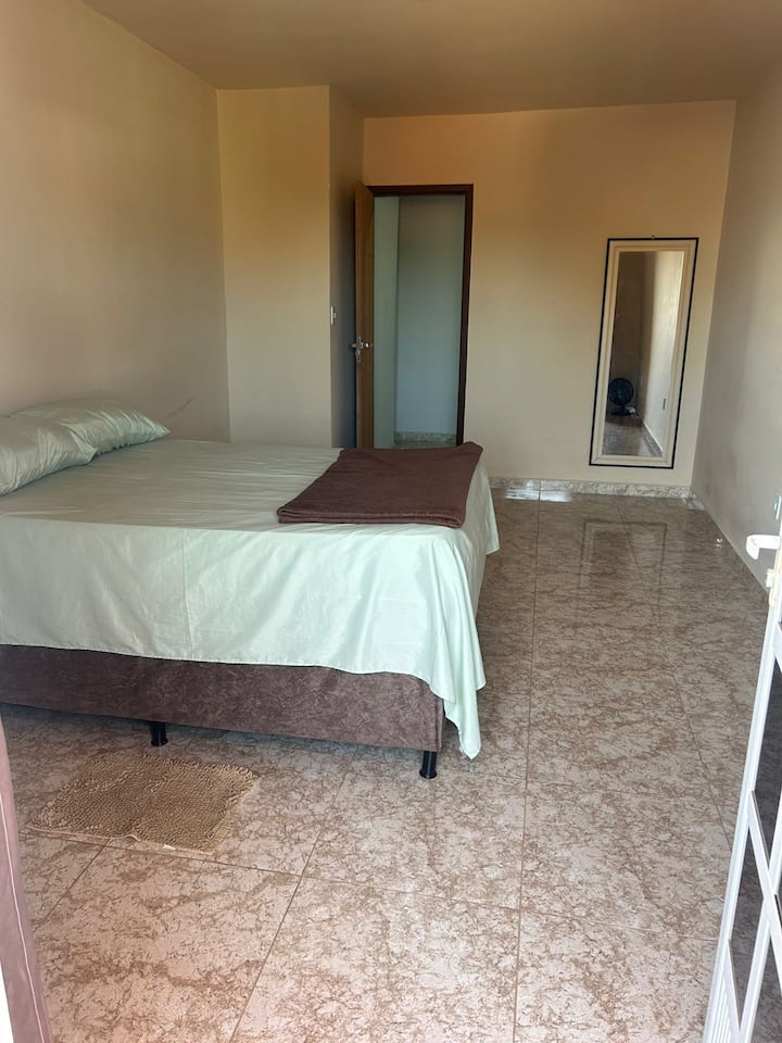 დიდი საძინებელი ორმაგი საწოლით, დამატებითი ორმაგი მატრასით და 3 ვენტილატორით 