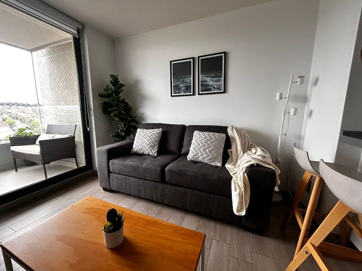 Relájate en esta luminosa sala frente al mar, decorada en tonos suaves y con un estilo costero moderno. El espacio combina confort y diseño, con un cómodo sofá-cama, escritorio y mesa de centro para disfrutar de un picoteo. 