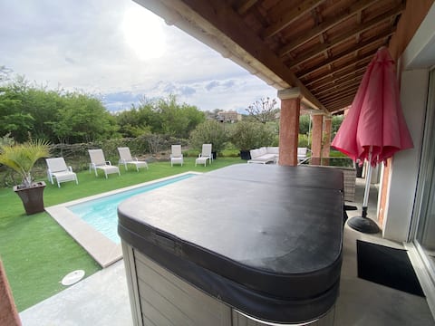 Pleasant private villa with swimming pool and jacuzzi