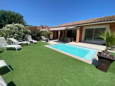 Pleasant private villa with pool and jacuzzi