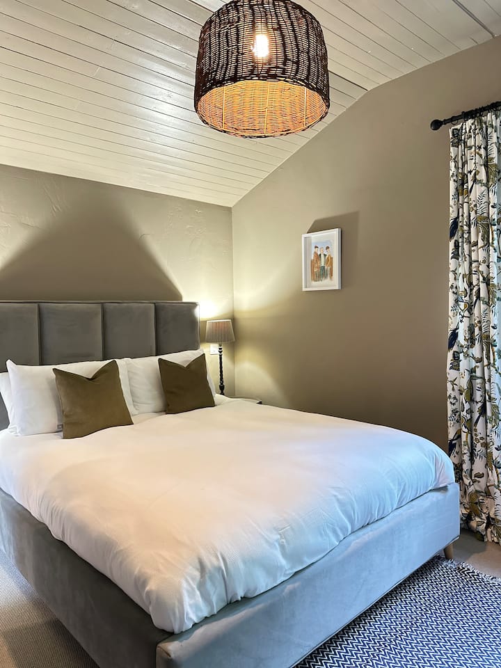 Kind bedroom 1 with king size bed, comfortable high quality mattress and 100% cotton linen. All bedrooms also have black out blinds and lined curtains. 