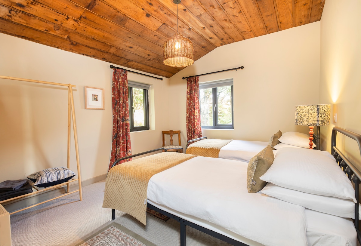 Spavaća soba 3 s dva kreveta za jednu osobu, sjenilima i zavjesama. 