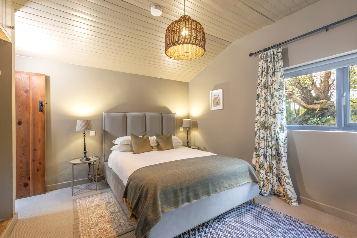 Bračni krevet (širine 180 – 200 cm) sa sjenilima i zavjesama. 