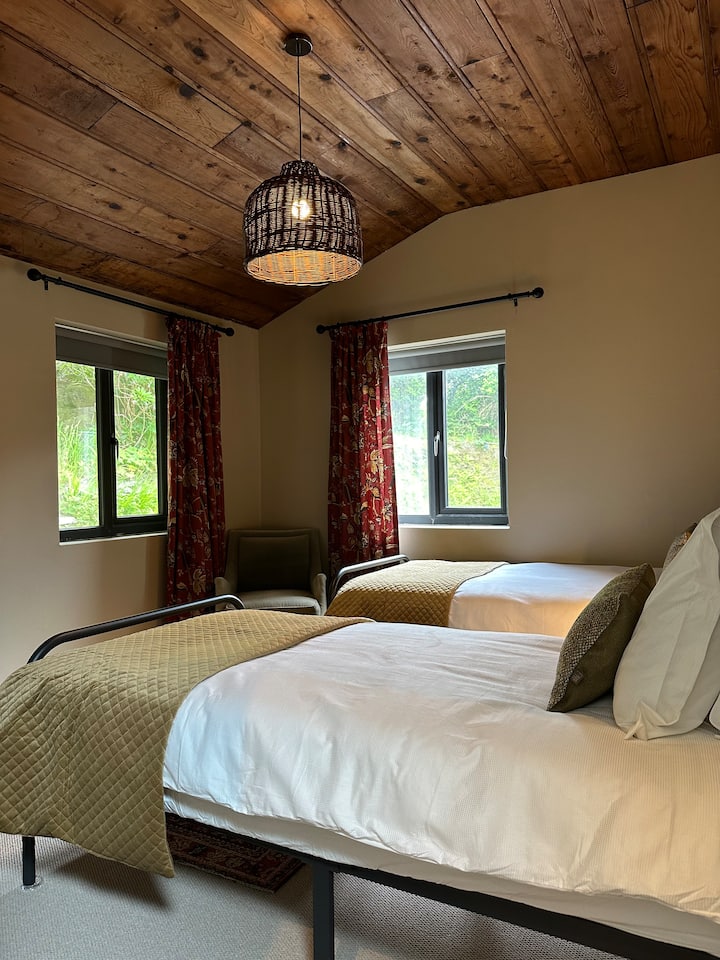 Twin Bedroom with cast iron beds, respa mattresses and 100% cotton linen. 