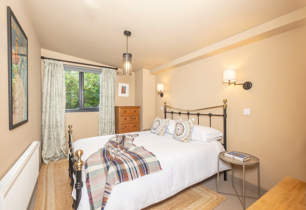 Bračni krevet (širine 180 – 200 cm), sjenila za zamračivanje. 