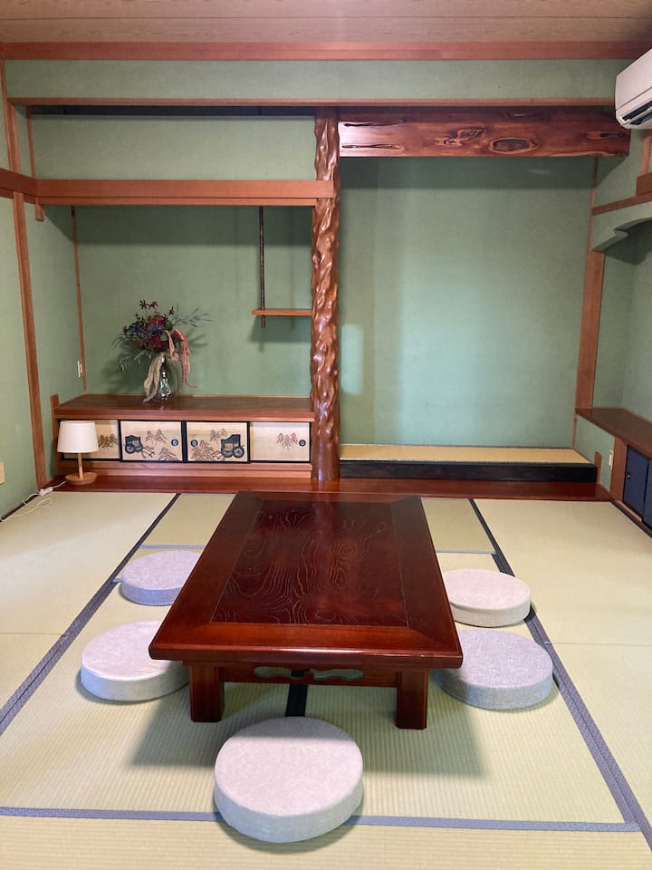 Normaal gesproken kun je het gebruiken als een tatami-mat en er een slaapkamer van maken als je het nodig hebt.