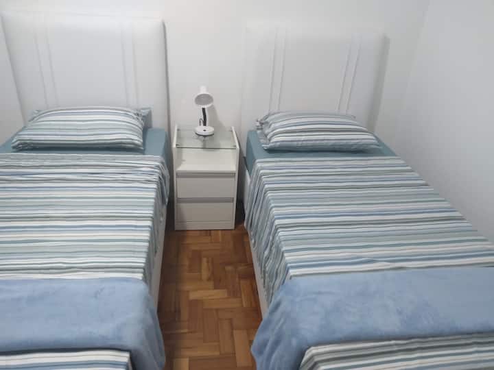 เตียงเดี่ยว 2 เตียงพร้อมโต๊ะข้างเตียง 