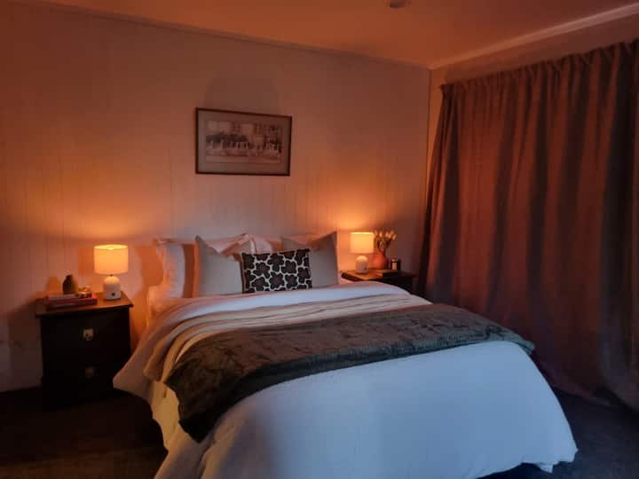 בחדר השינה הראשי המרווח יש מיטת קווין סייז. יש בו חדר רחצה צמוד, חדר שמש ומטבחון שמחוברים אליו. היא נפתחת אל הדק הגדול מצד אחד, ודק קטן יותר עם אמבטיה חיצונית בצד השני. 