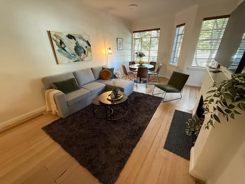 Top performing Airbnb: Stylish Art Deco on the Park in East Melbourne