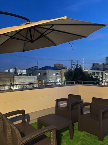 空港アクセス便利、新築宿最大8人~12人滞在可能無料駐車場あり