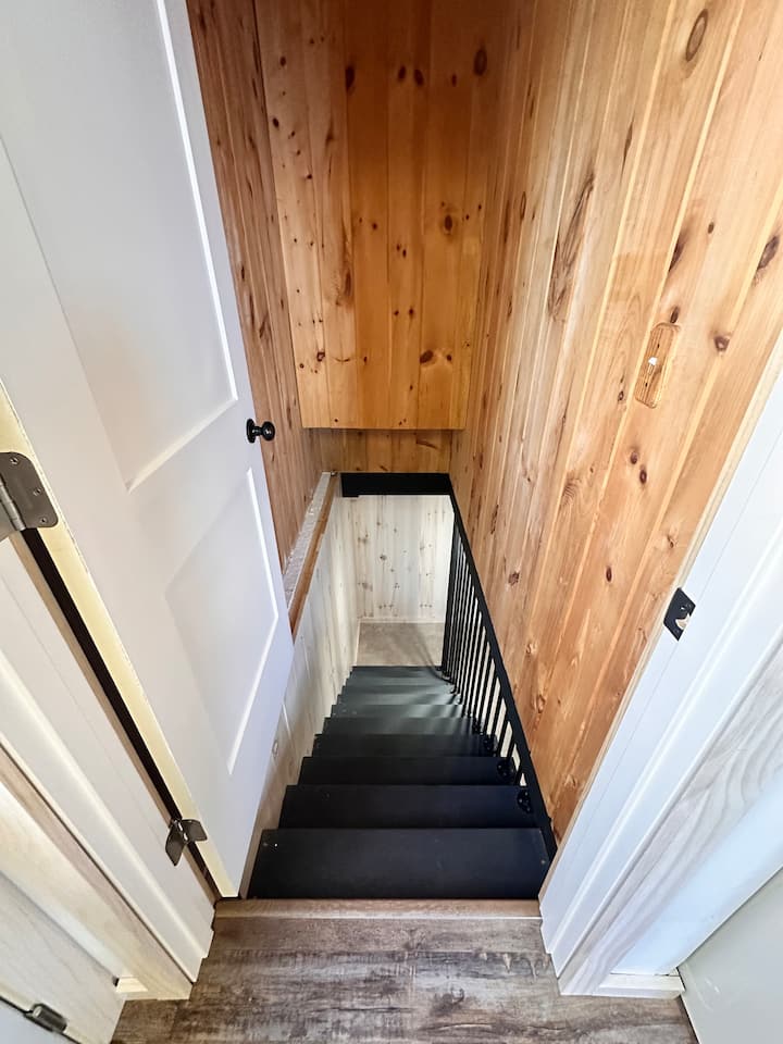 从厨房主层进入地下室