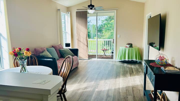 客厅设有休息室，可俯瞰River Oaks高尔夫球场，全天阳光明媚，夜晚晴朗的星空。  您可以与亲朋好友一起放松身心，在我们的全新平板电视上看您最喜爱的Netflix电影和电视剧。 