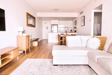 Popular Airbnb listing: Repose Broadbeach: rest, shop, surf or pamper in Broadbeach