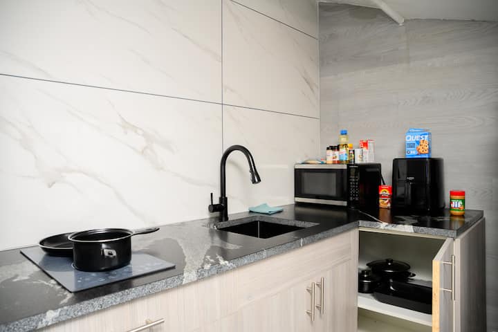 Stylish Private Studio W/ Full Kitchen + Patio - North Lauderdale, FL