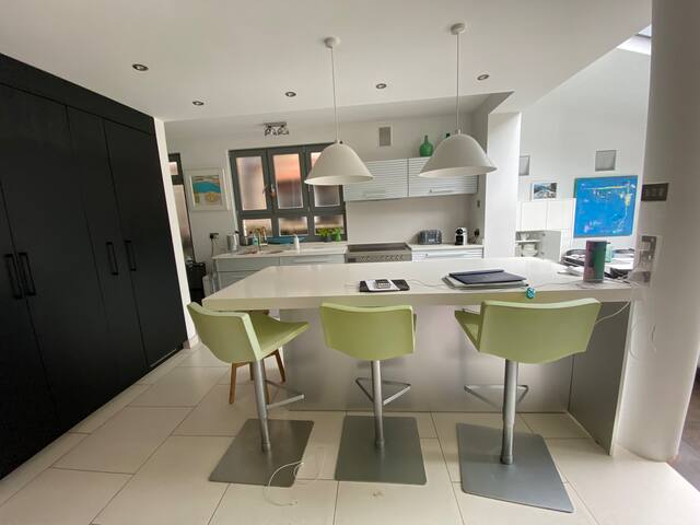 Modern Victorian Gem – 4BR /3SR Parkside SW London gallery image 3