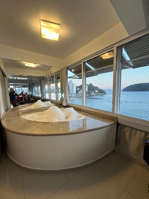 Very large - right on the sand - 8 guests - up to 2 garages