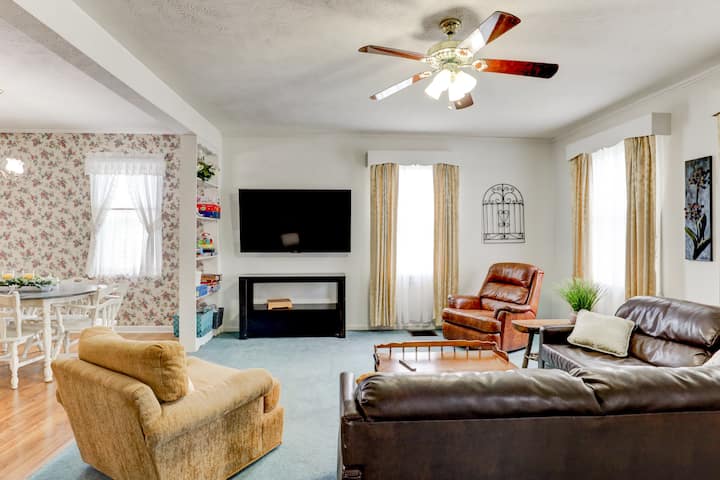 Cozy Vintage House - Santa Claus, IN